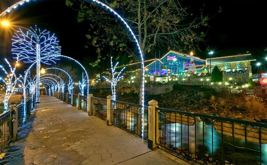 Above The Tree Tops Sevierville Exterior photo